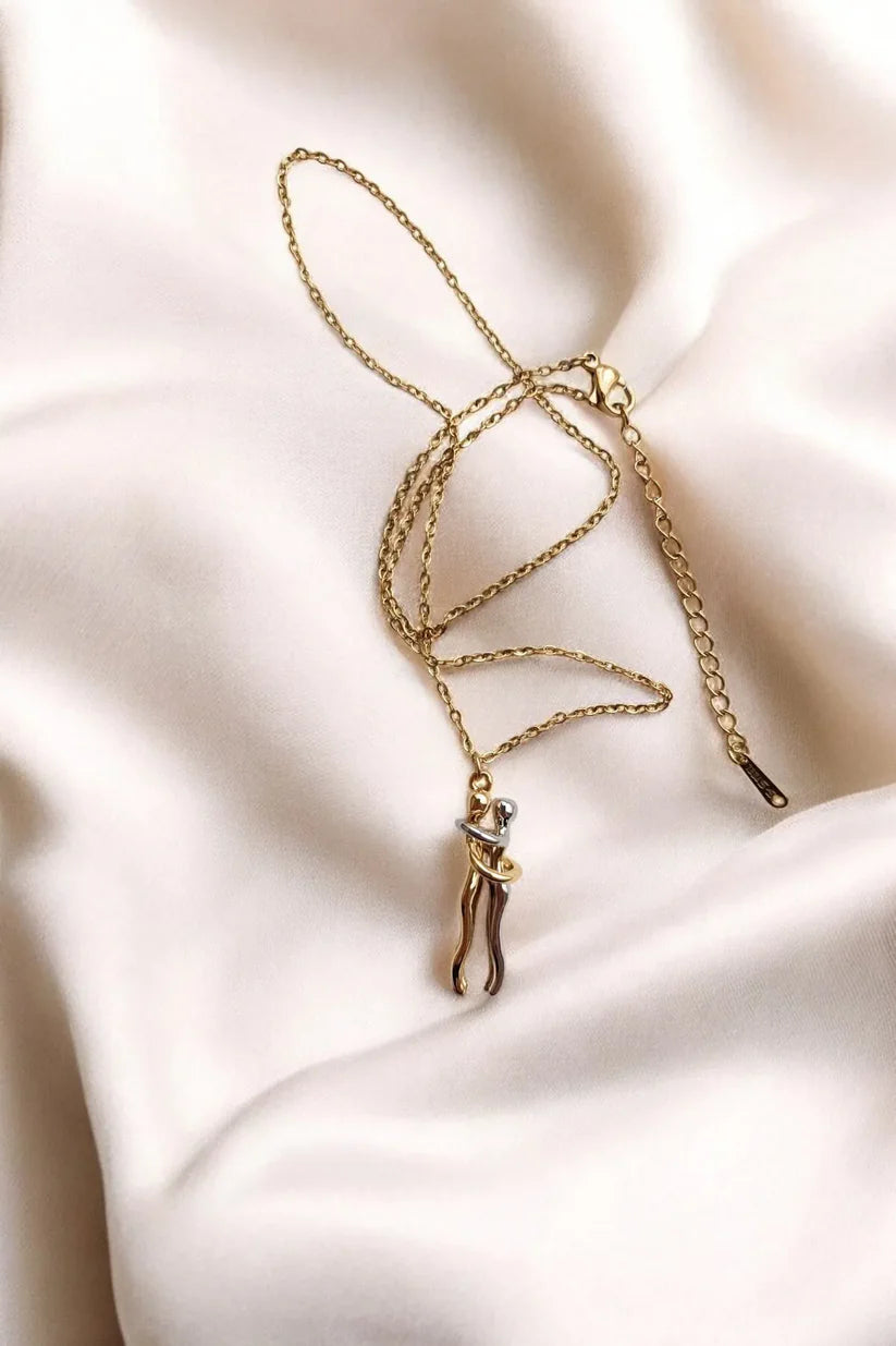 Sarılan Çift Kolyesi