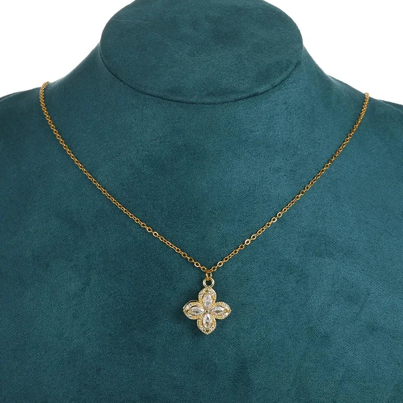 14 Ayar Altın Kaplama Özel Dönen Zirkon Taşlı Yonca Kolye - Swaroza